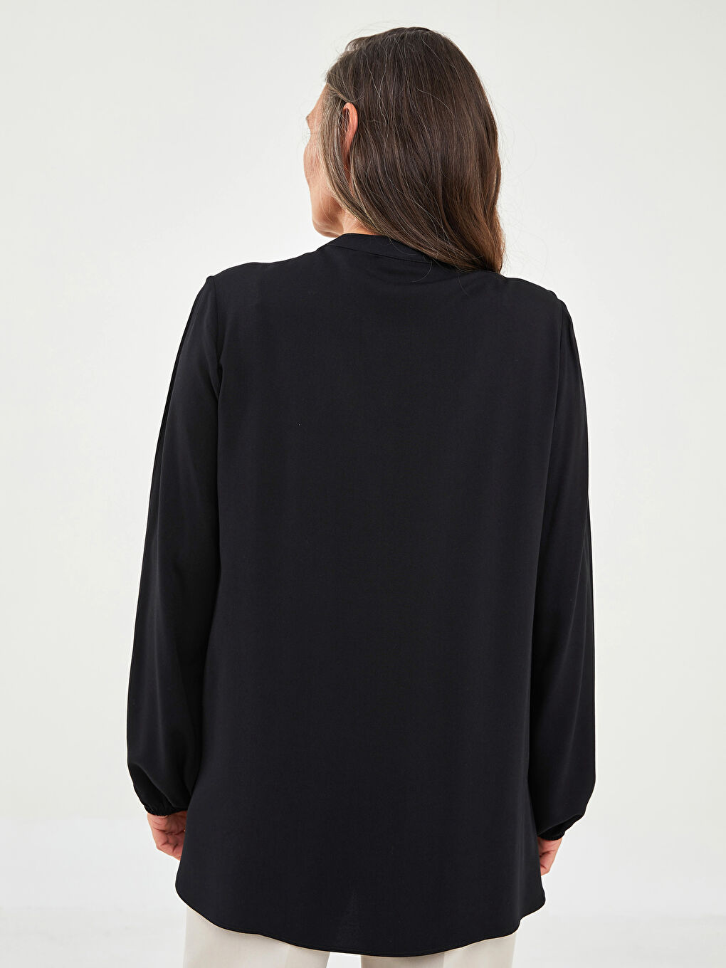 Siyah Bağlamalı Yaka Nakışlı Uzun Kollu Viskon Kadın Tunik-4