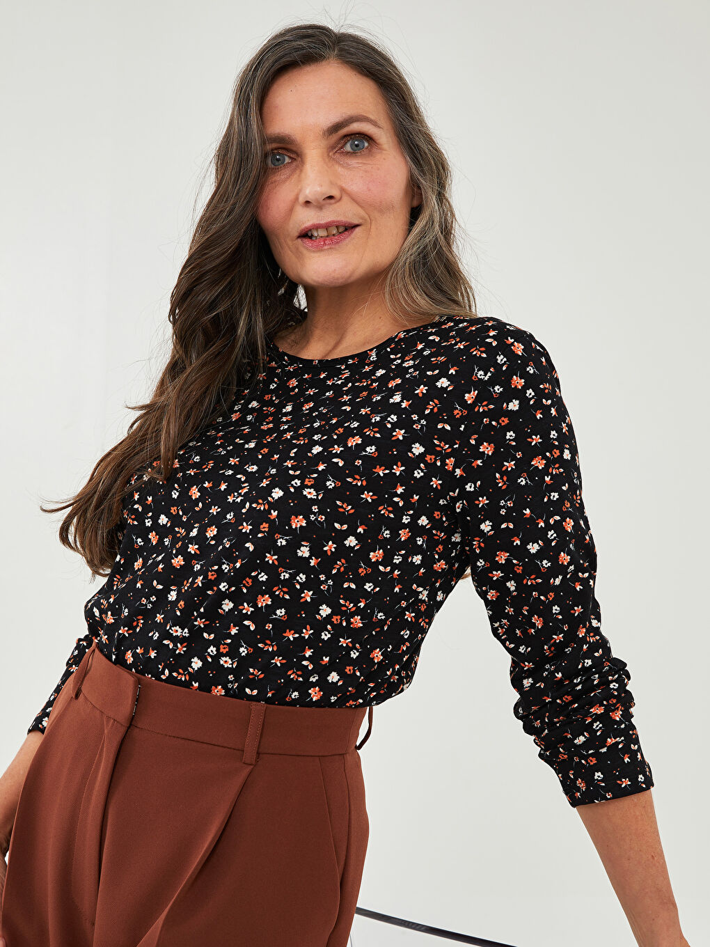 Siyah Bisiklet Yaka Çiçekli Uzun Kollu Pamuklu Kadın Tişört