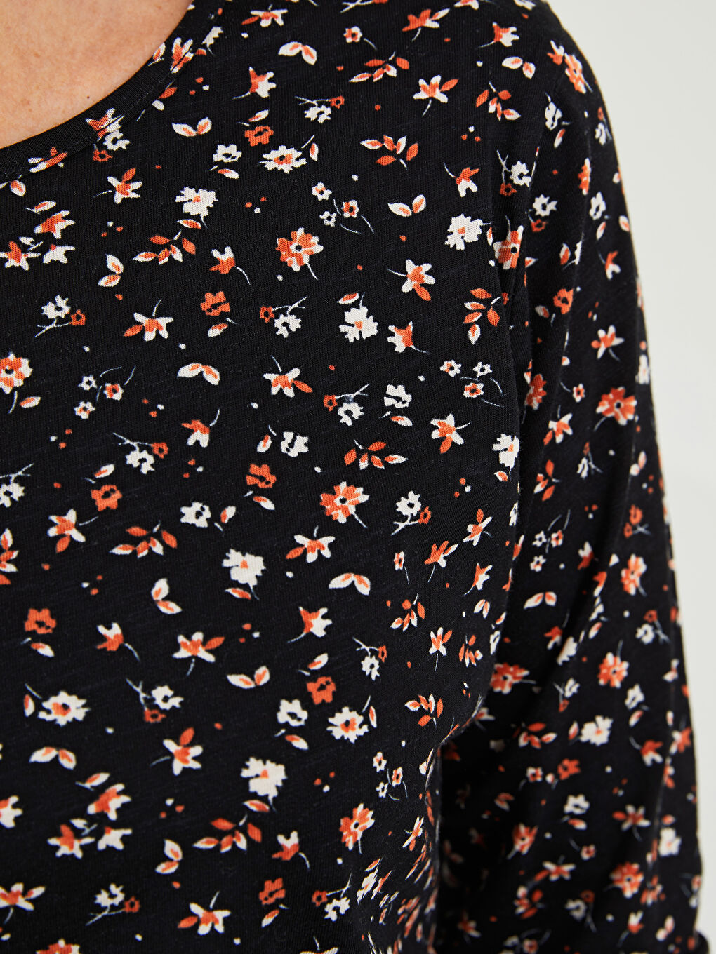 Siyah Bisiklet Yaka Çiçekli Uzun Kollu Pamuklu Kadın Tişört-3