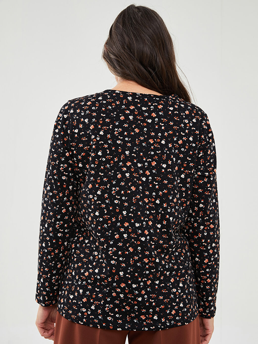 Siyah Bisiklet Yaka Çiçekli Uzun Kollu Pamuklu Kadın Tişört-4