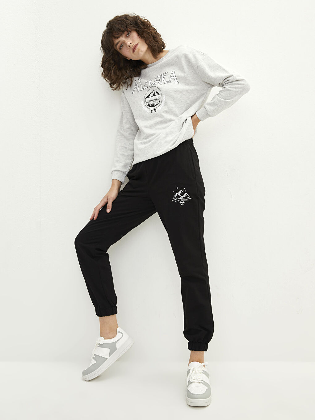 بنطلون رياضي بخصر مطاطي بتفاصيل جيب مطبوع للسيدات