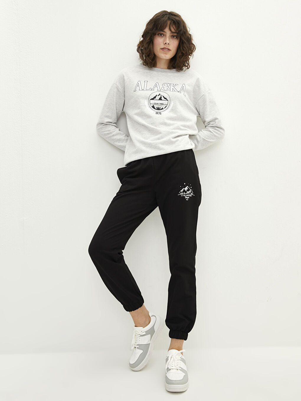 بنطلون رياضي بخصر مطاطي بتفاصيل جيب مطبوع للسيدات-1