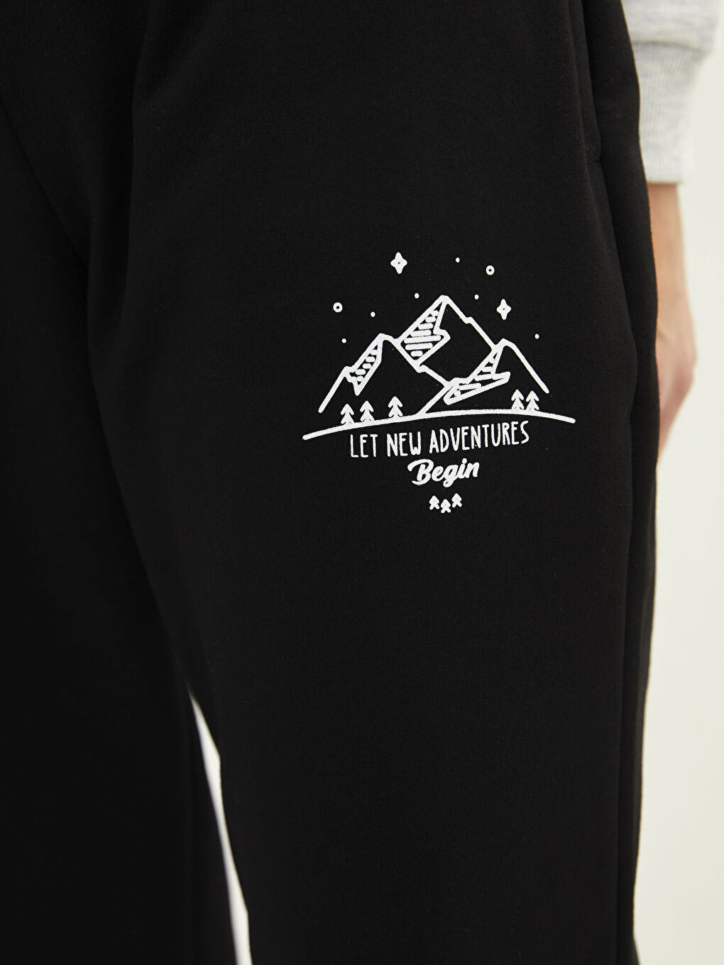 بنطلون رياضي بخصر مطاطي بتفاصيل جيب مطبوع للسيدات-3