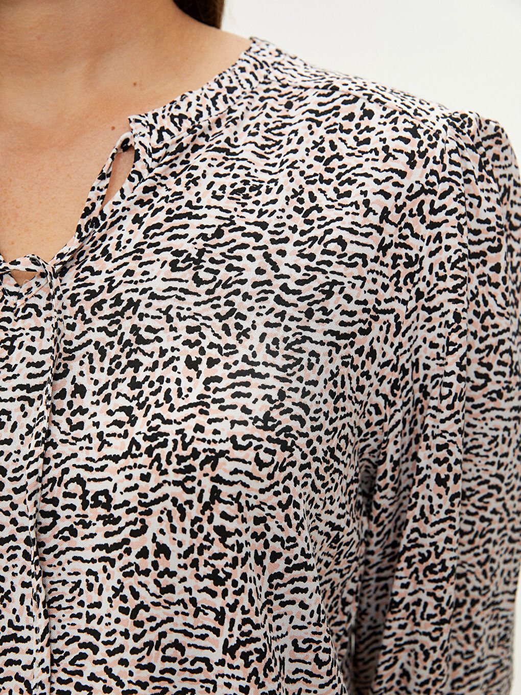 Ekru Bağlamalı Yaka Desenli Uzun Kollu Viskon Kadın Bluz-2