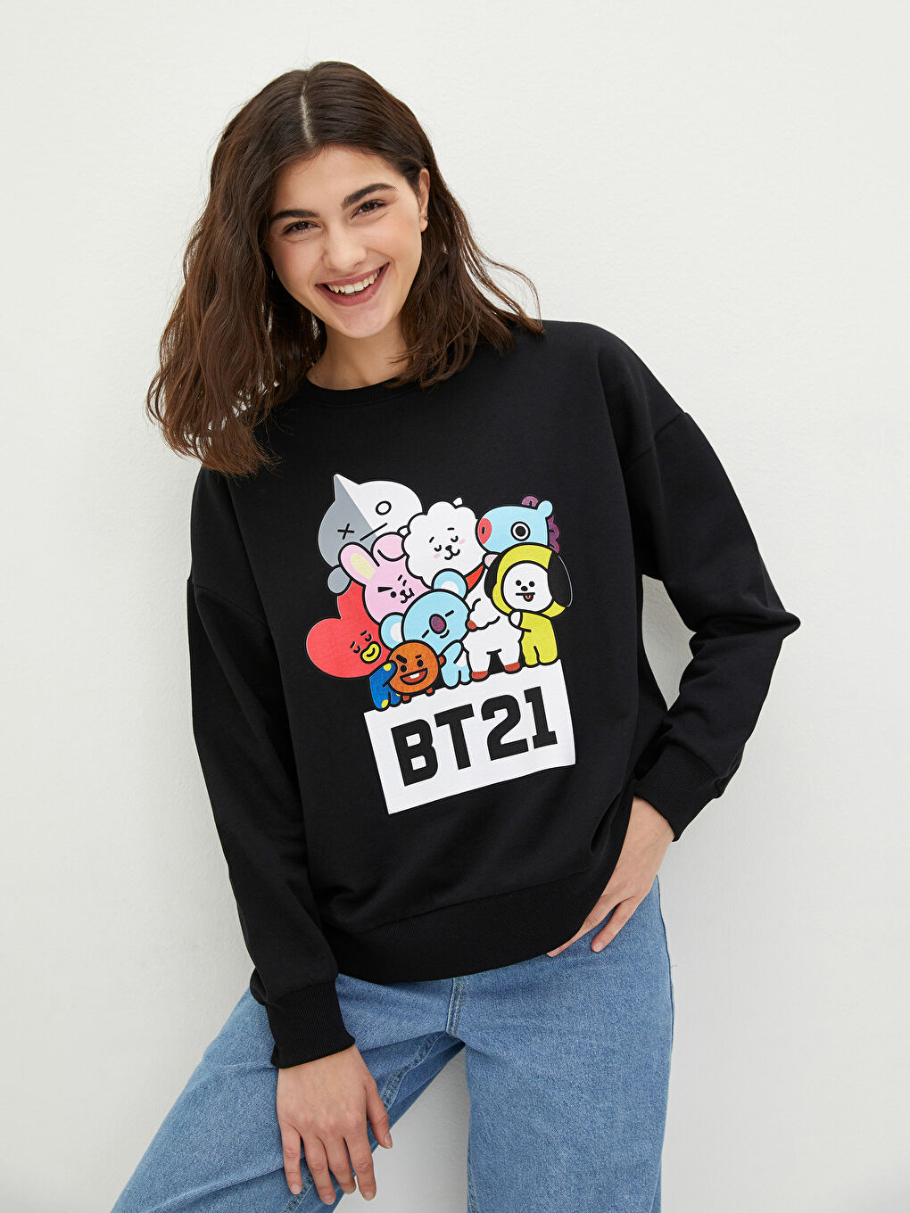 Siyah Bisiklet Yaka BT21 Baskılı Uzun Kollu Kadın Sweatshirt