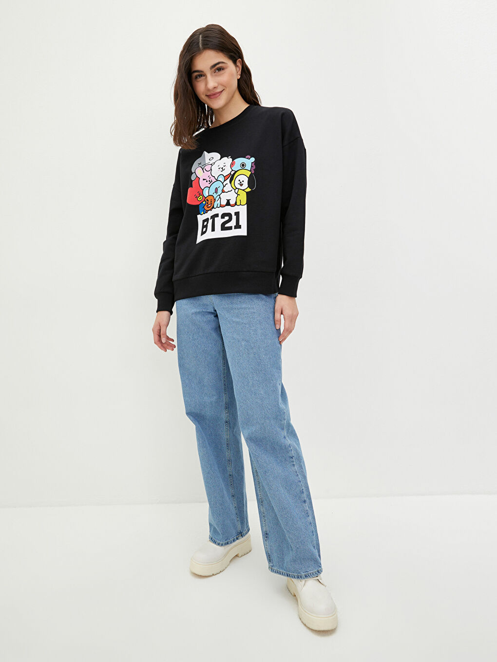 Siyah Bisiklet Yaka BT21 Baskılı Uzun Kollu Kadın Sweatshirt-1