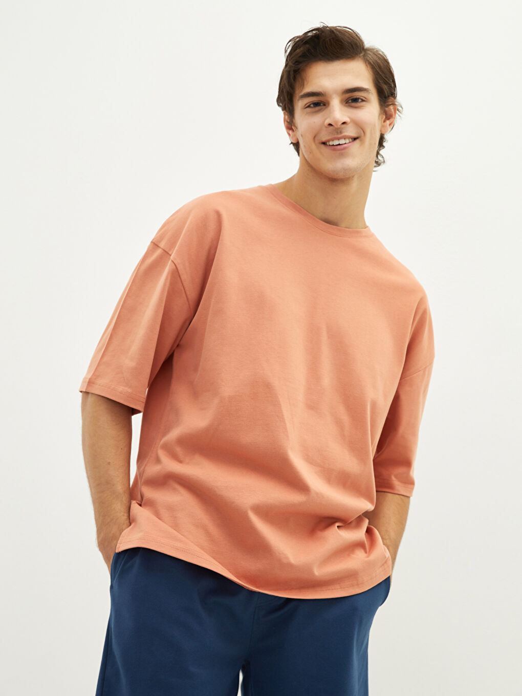 تيشيرت للرجال أساسي بأكمام قصيرة ورقبة دائرية من القطن الممشط