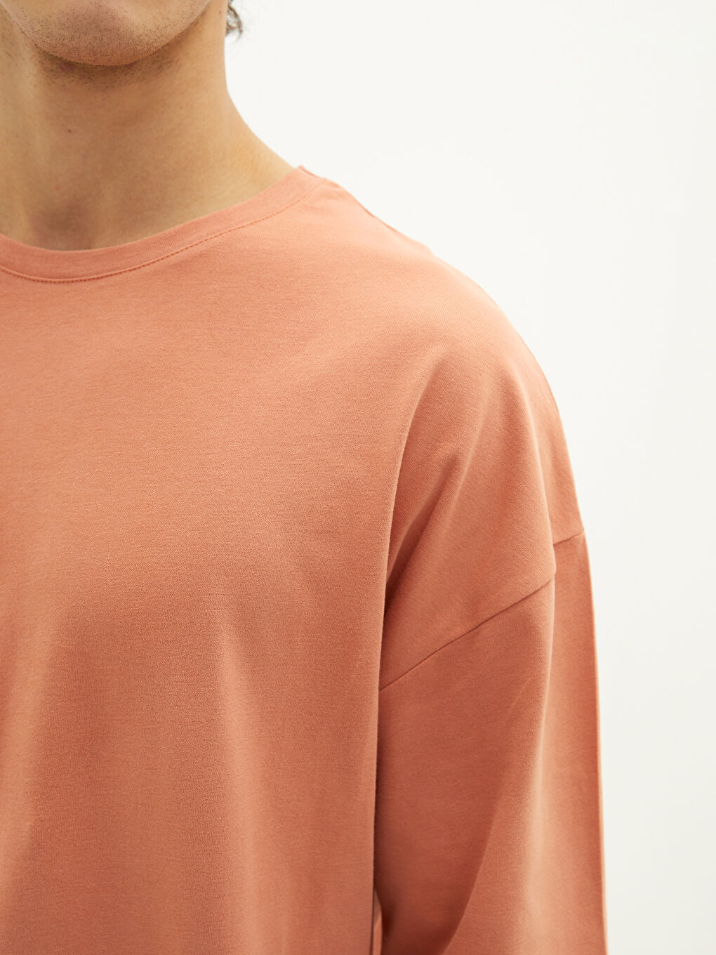 تيشيرت للرجال أساسي بأكمام قصيرة ورقبة دائرية من القطن الممشط-3