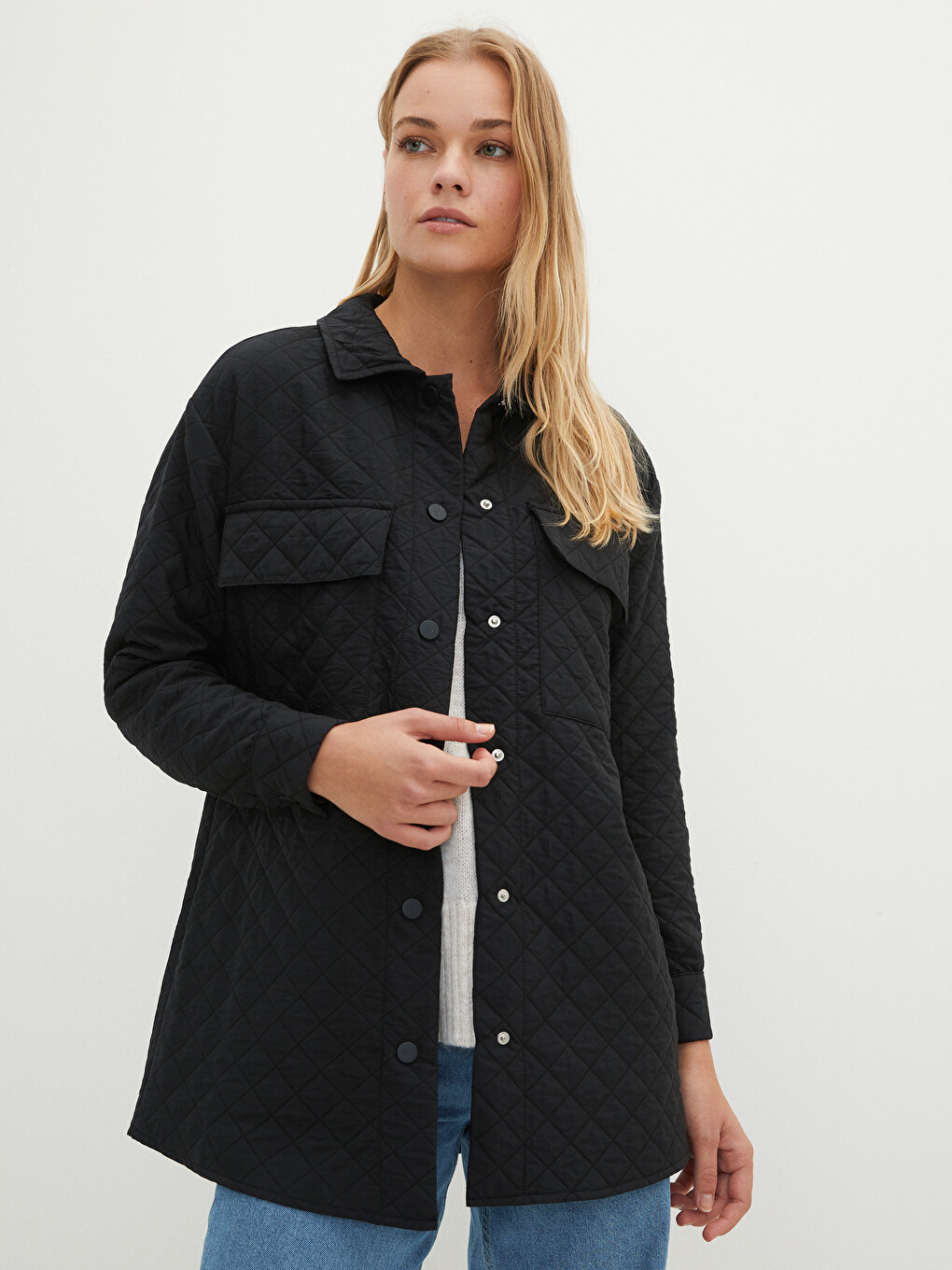 Manteau pour Femmes à Manches Longues avec Fermeture à Pression et Motif Matelassé