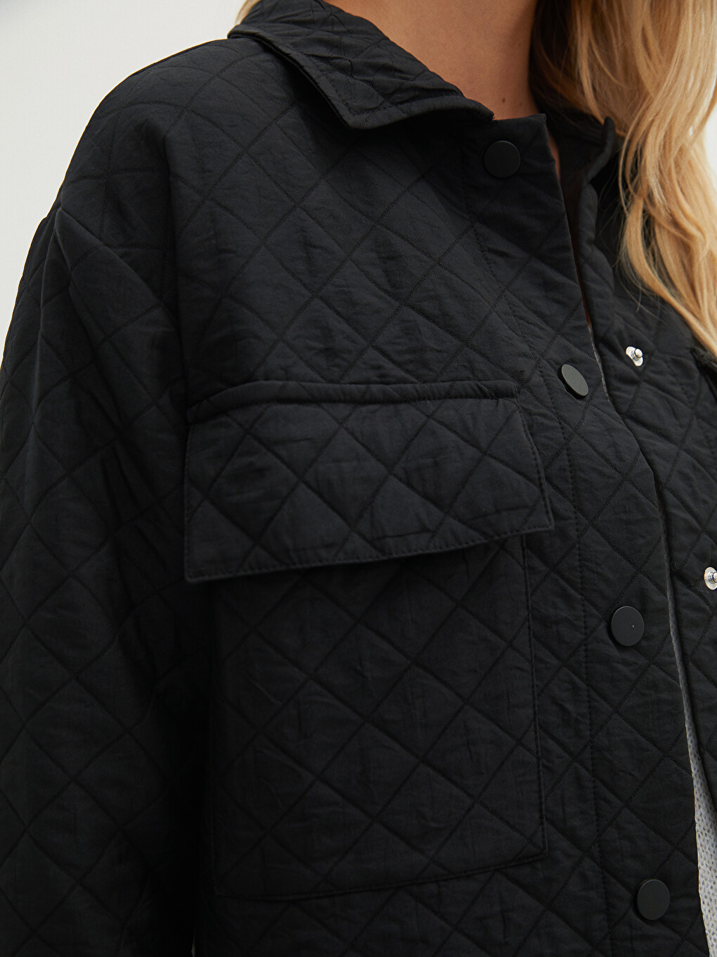 Manteau pour Femmes à Manches Longues avec Fermeture à Pression et Motif Matelassé-2