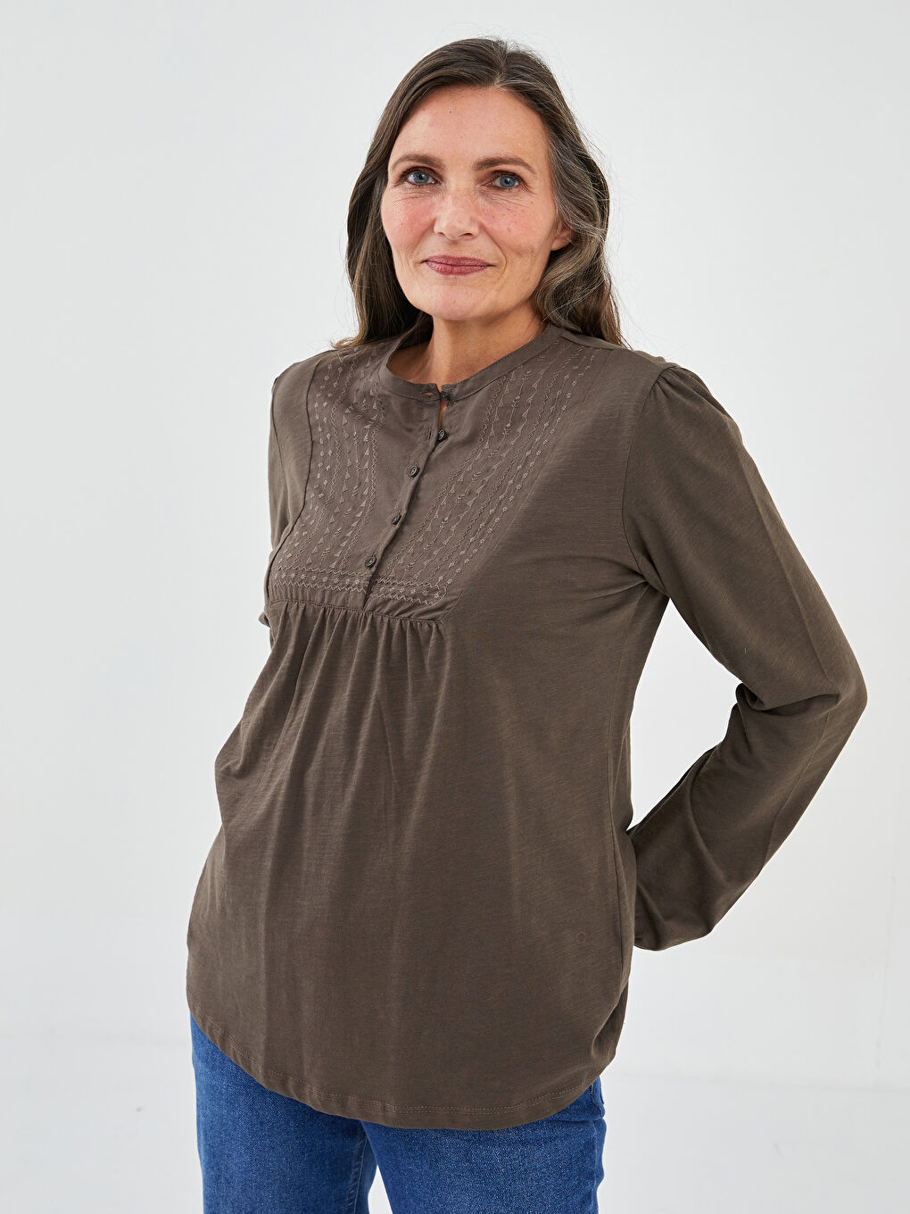 بلوزة قطن كم طويل مطرزة بياقة دائرية للسيدات