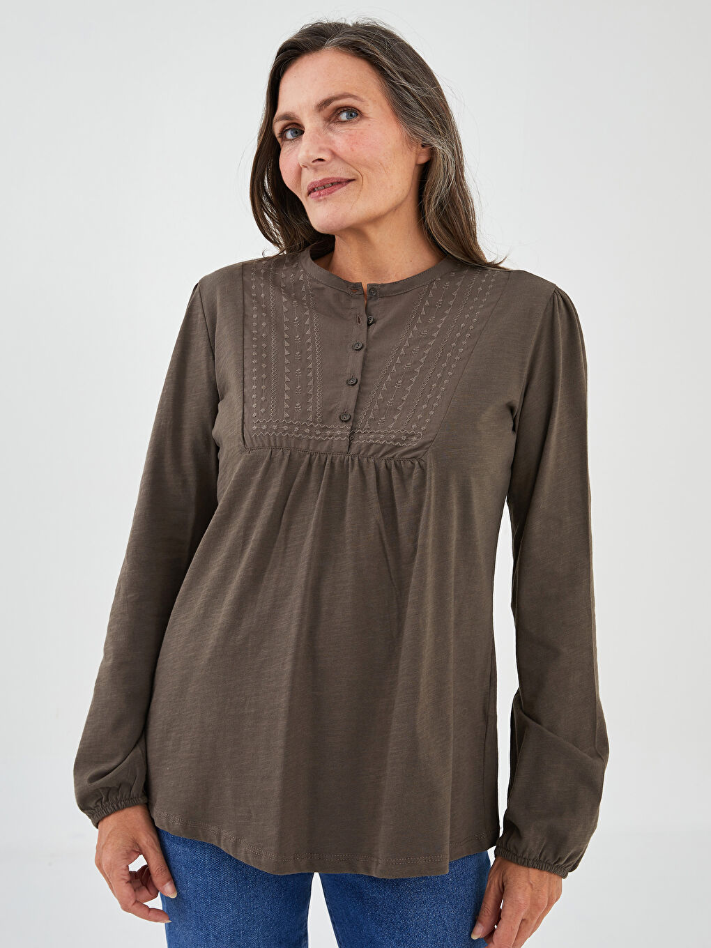 بلوزة قطن كم طويل مطرزة بياقة دائرية للسيدات-1