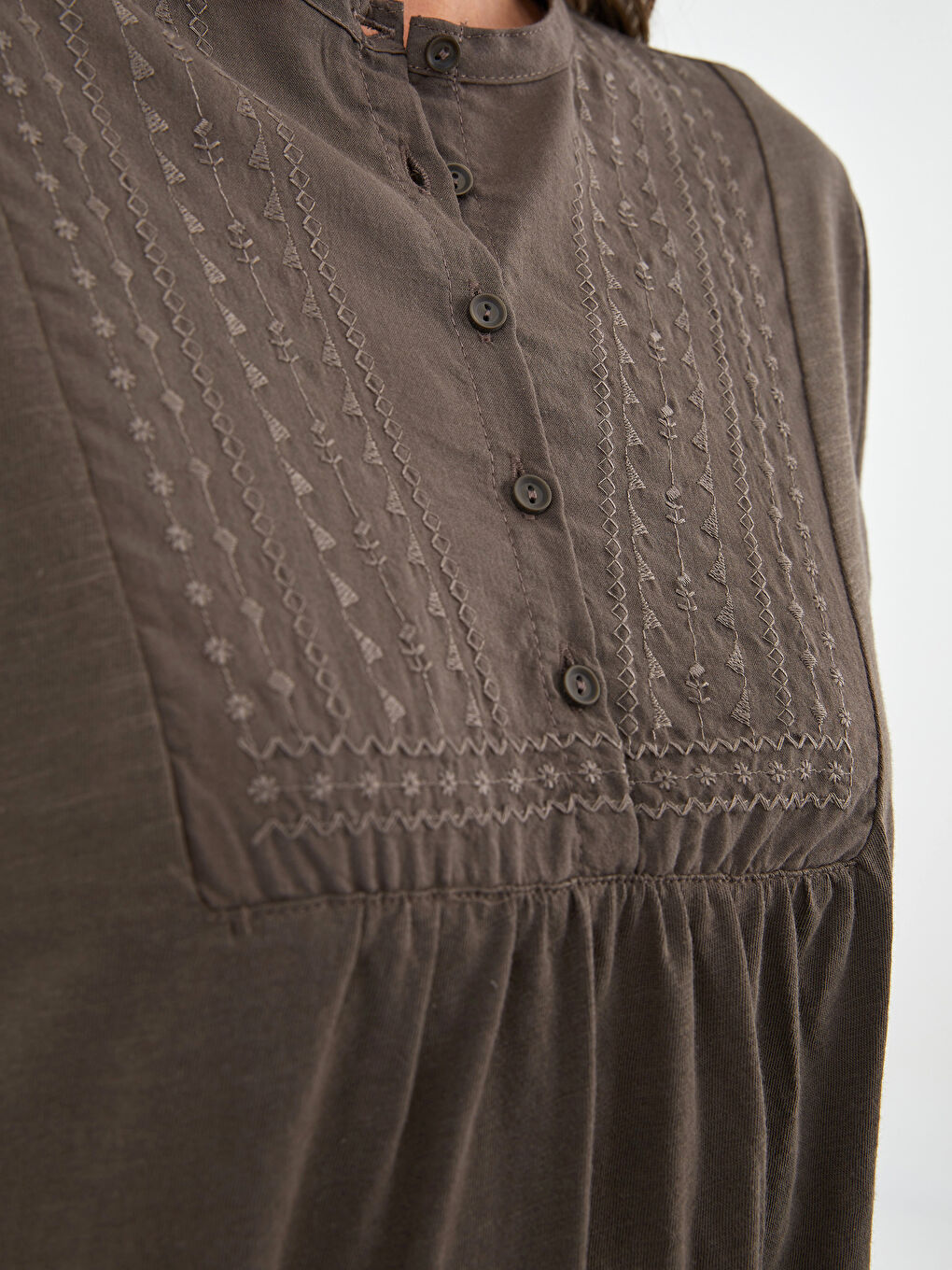 بلوزة قطن كم طويل مطرزة بياقة دائرية للسيدات-3