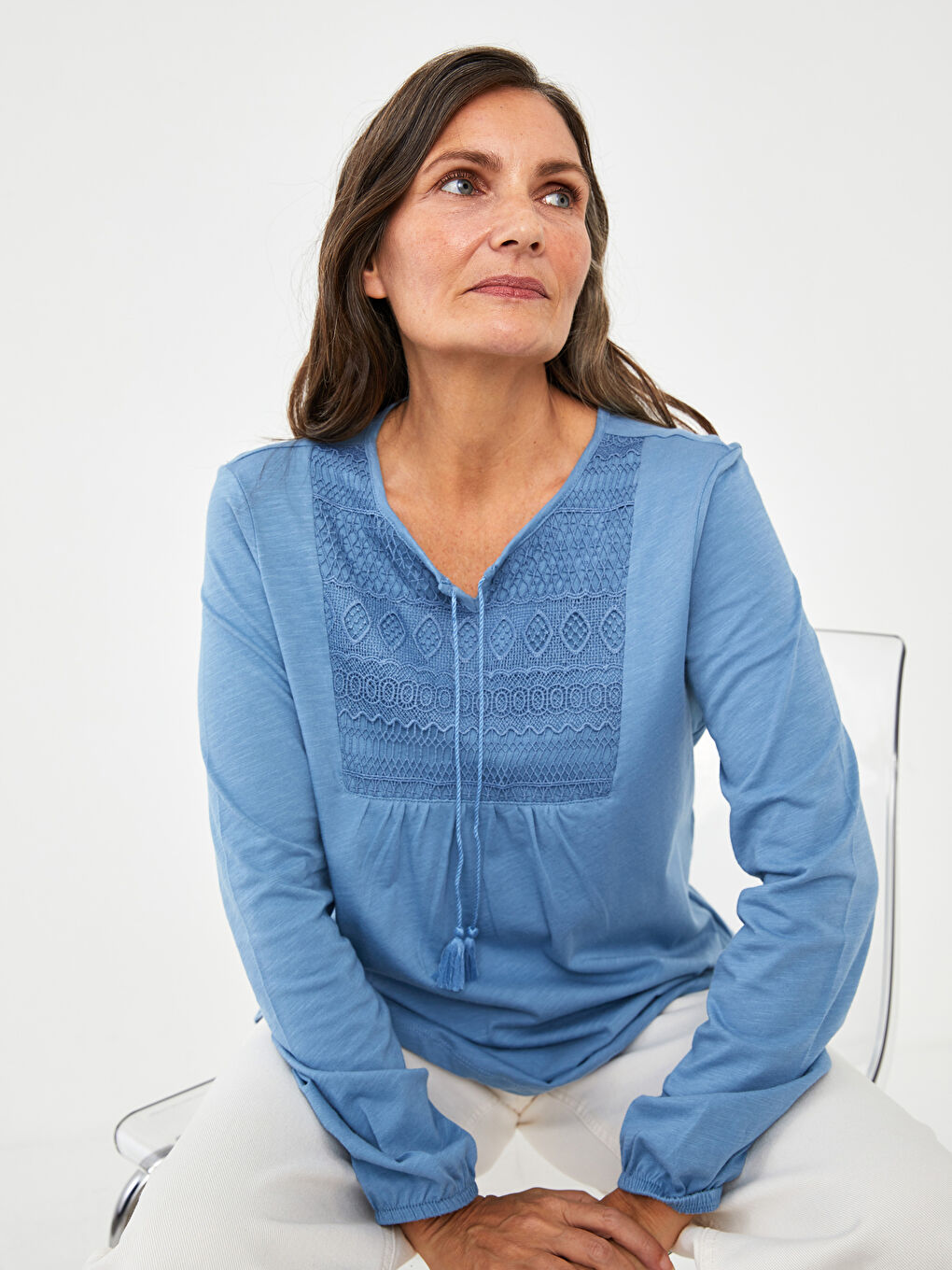 بلوزة قطنية للسيدات بأكمام طويلة مع ياقة مربوطة ومطرزة