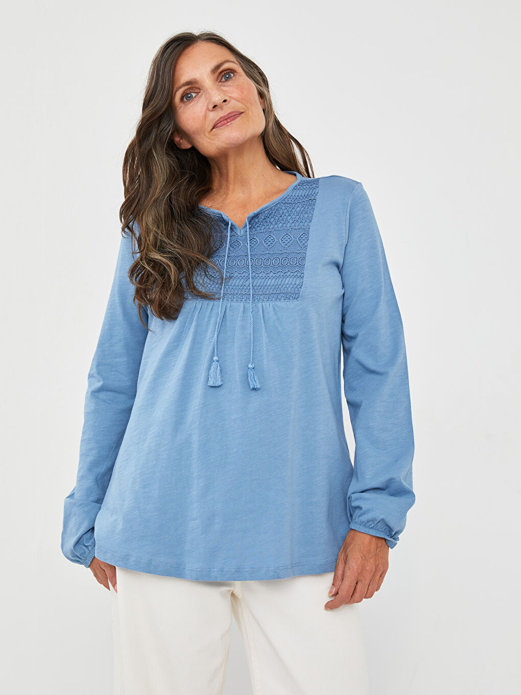 بلوزة قطنية للسيدات بأكمام طويلة مع ياقة مربوطة ومطرزة-1