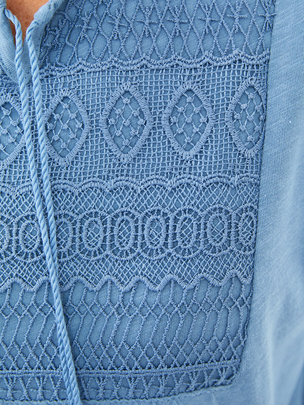 بلوزة قطنية للسيدات بأكمام طويلة مع ياقة مربوطة ومطرزة-2