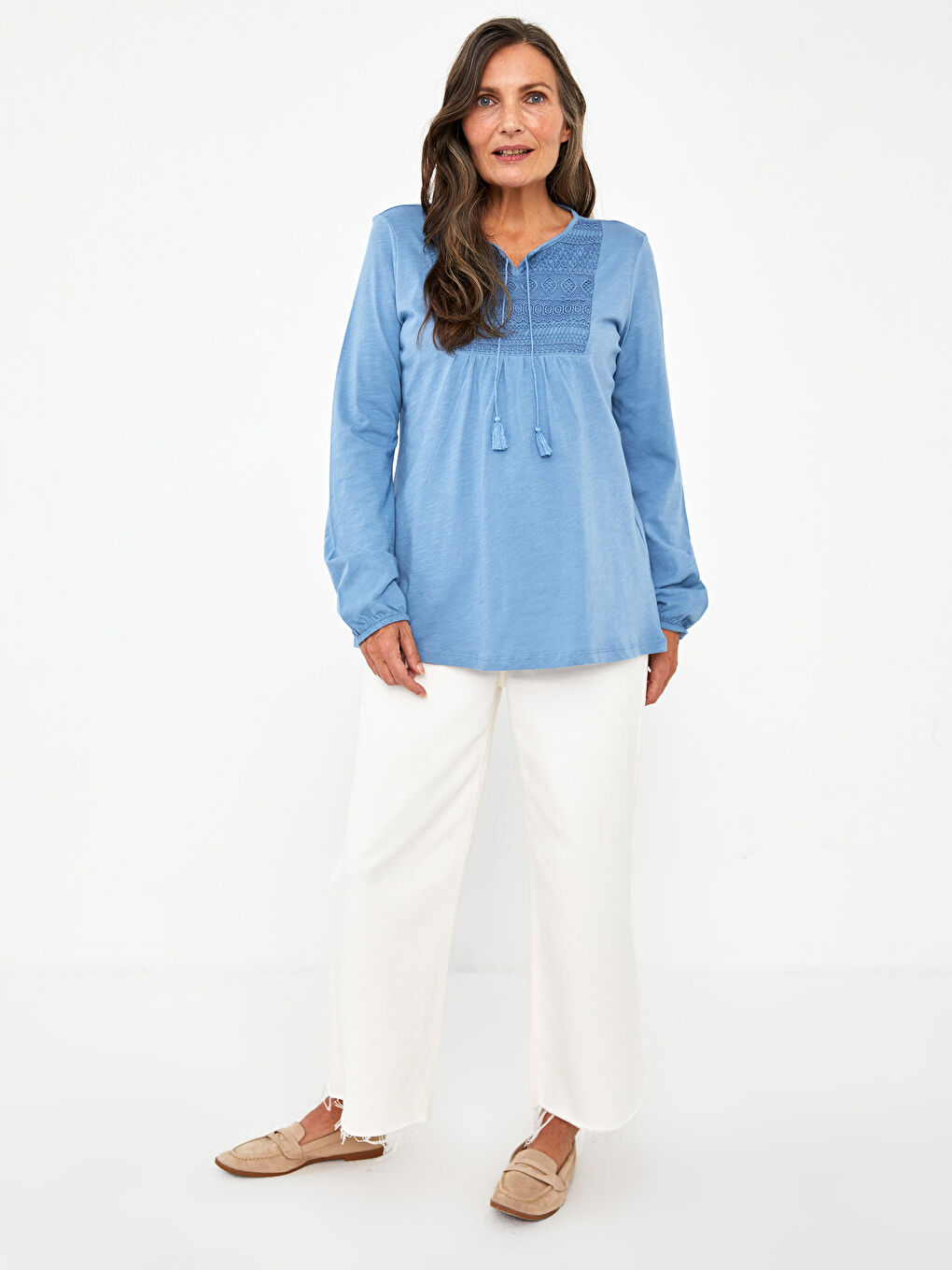 بلوزة قطنية للسيدات بأكمام طويلة مع ياقة مربوطة ومطرزة-3