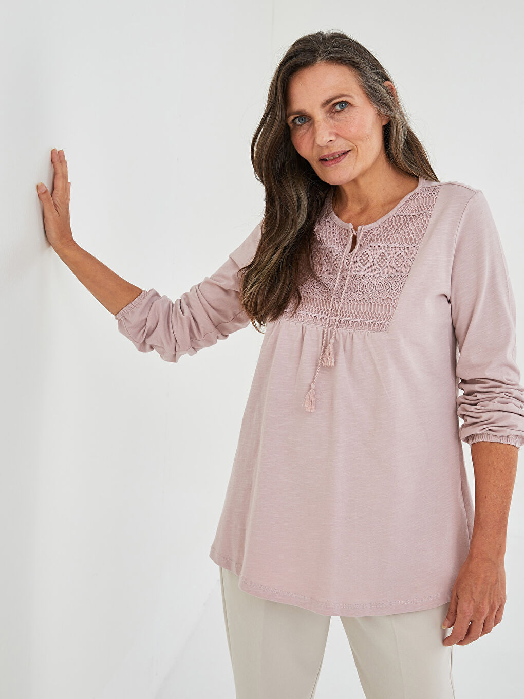 بلوزة قطنية للسيدات بأكمام طويلة مع ياقة مربوطة ومطرزة