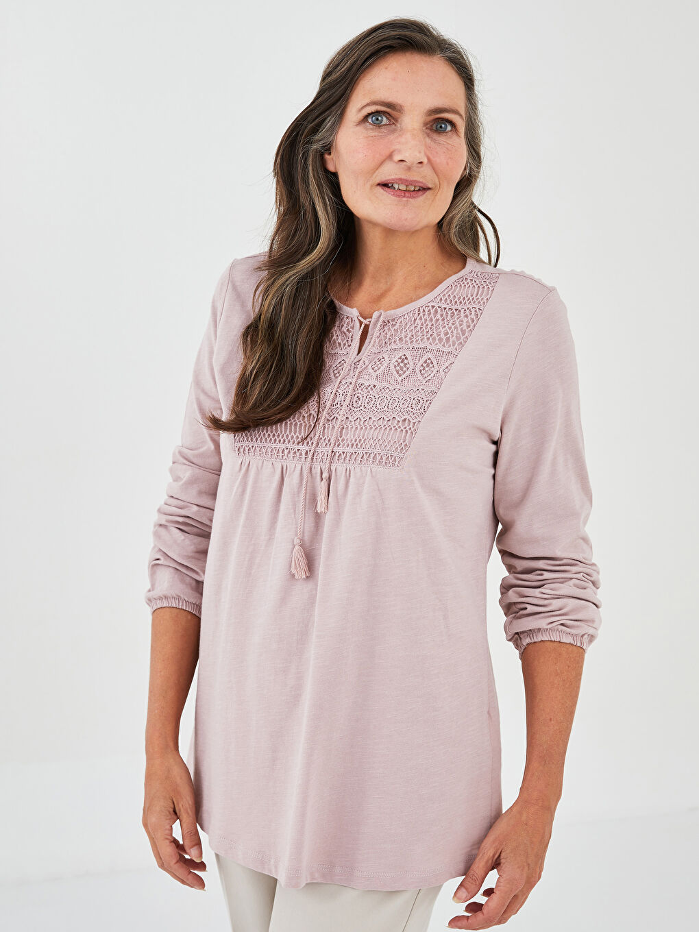 بلوزة قطنية للسيدات بأكمام طويلة مع ياقة مربوطة ومطرزة-1