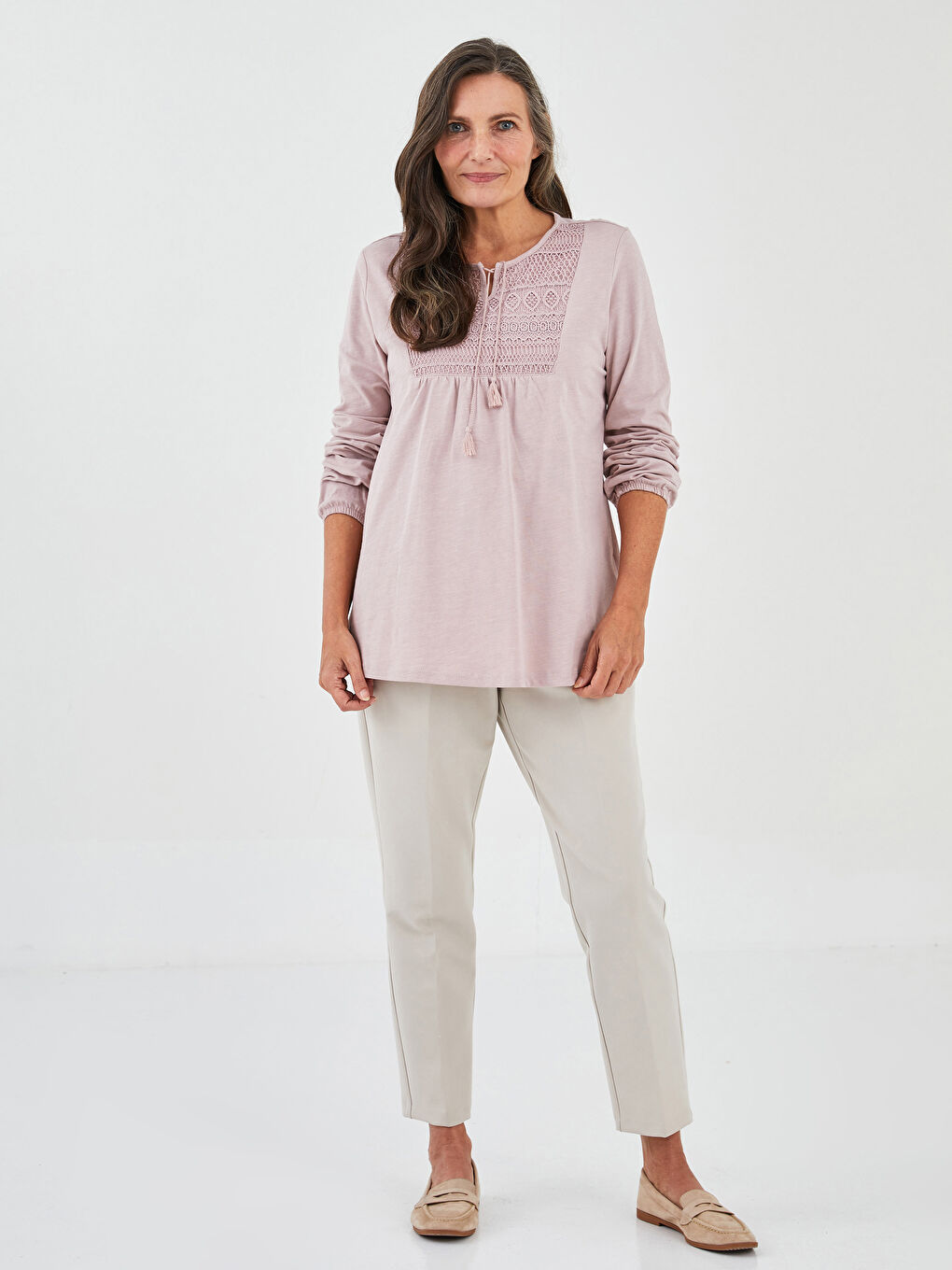 بلوزة قطنية للسيدات بأكمام طويلة مع ياقة مربوطة ومطرزة-3