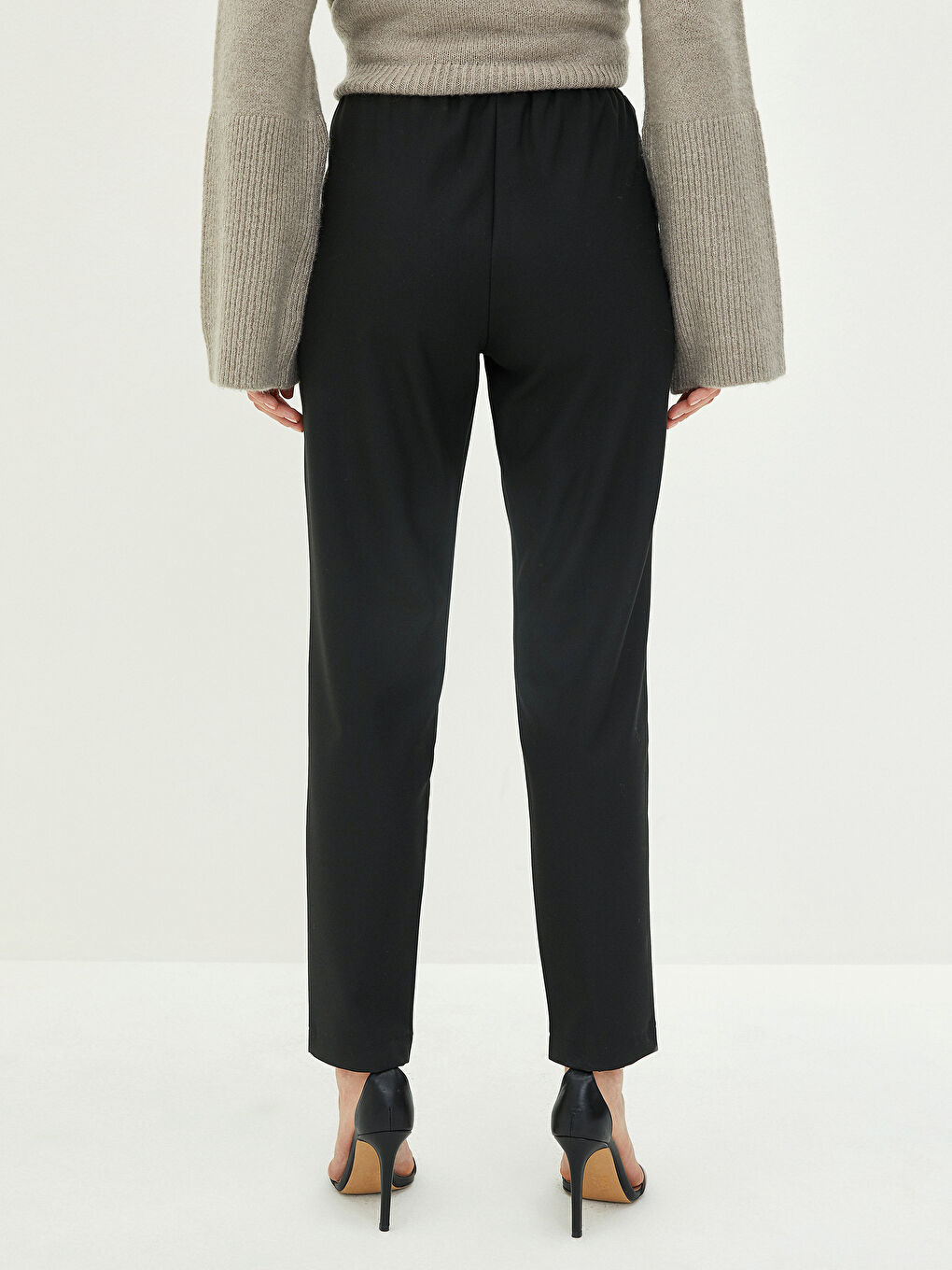 Siyah Beli Lastikli Düz Cep Detaylı Kadın Pantolon-4