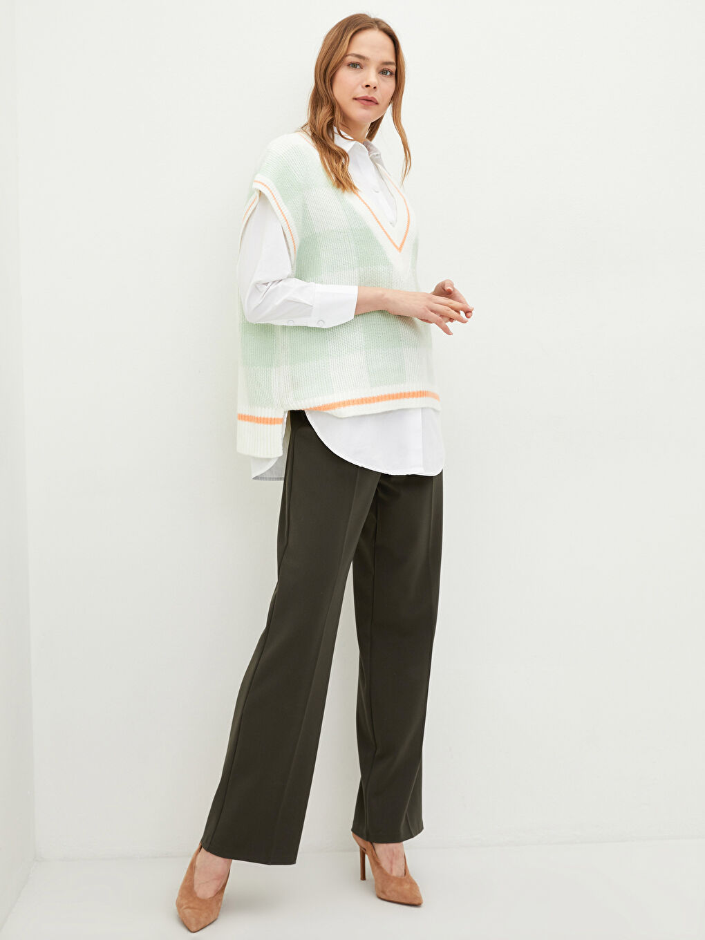 LCWAIKIKI Classic V-Neck Plaid Women's Knitwear Sweater -W1IM42Z8-FYU