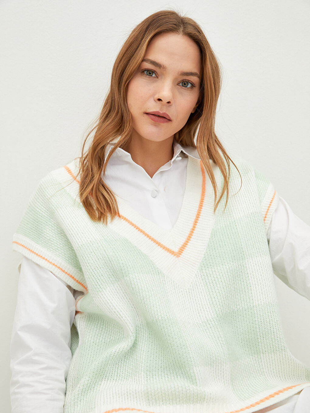 LCWAIKIKI Classic V-Neck Plaid Women's Knitwear Sweater -W1IM42Z8-FYU