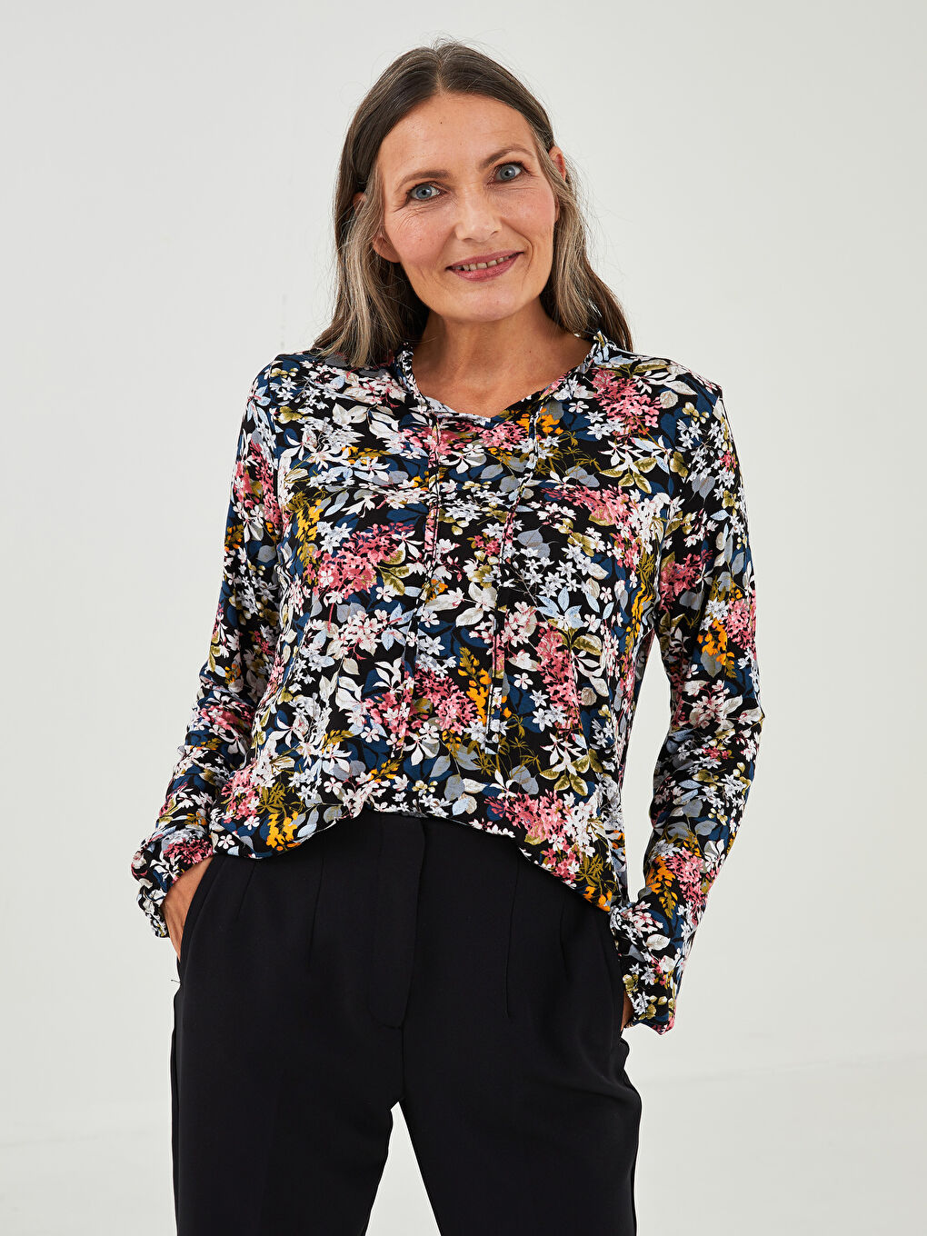 Siyah Bağlamalı Yaka Çiçekli Uzun Kollu Kadın Bluz