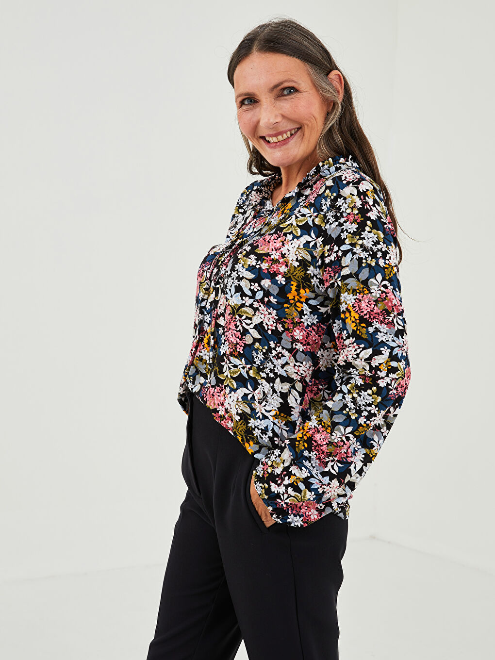 Siyah Bağlamalı Yaka Çiçekli Uzun Kollu Kadın Bluz-1