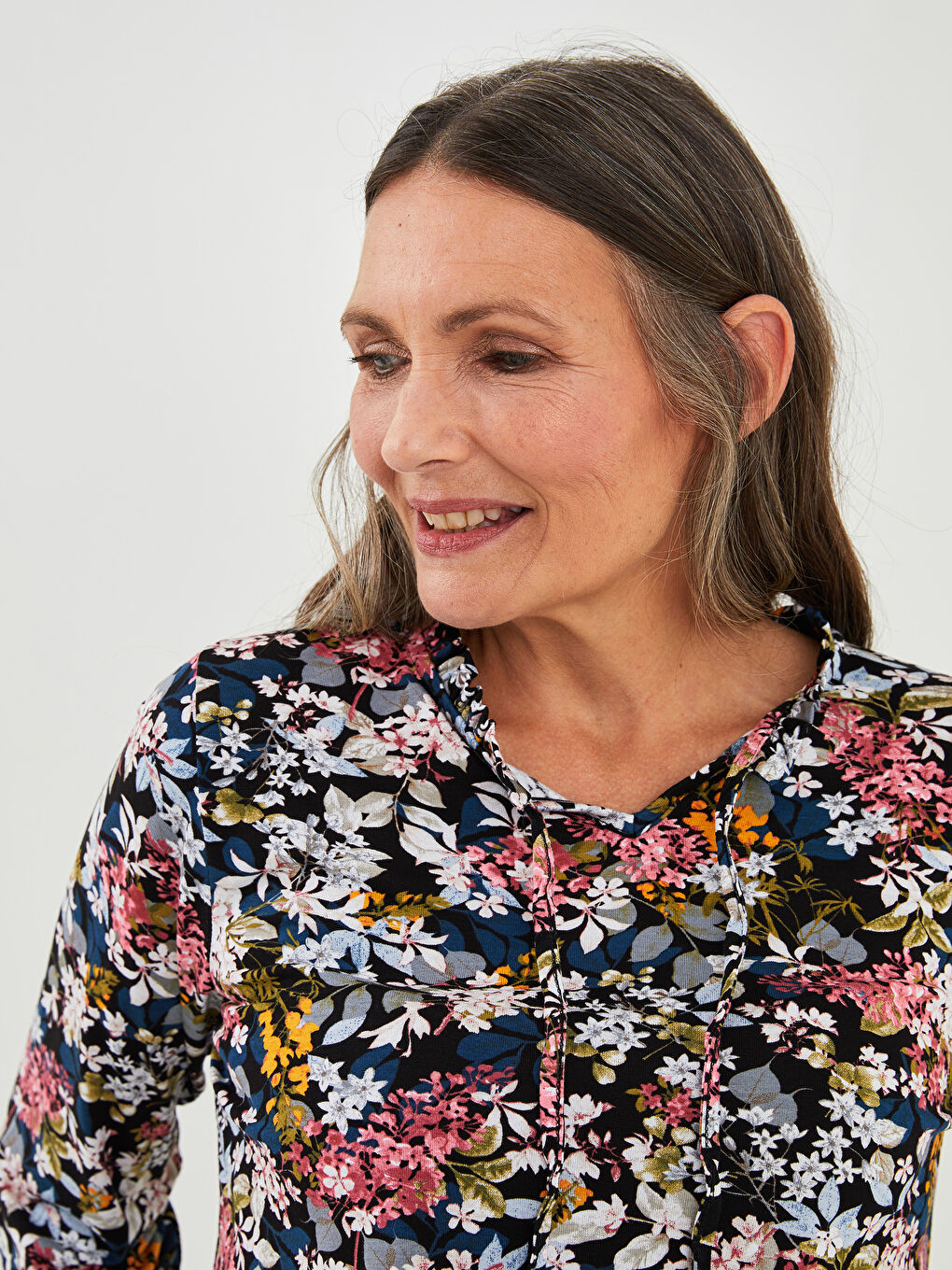 Siyah Bağlamalı Yaka Çiçekli Uzun Kollu Kadın Bluz-2