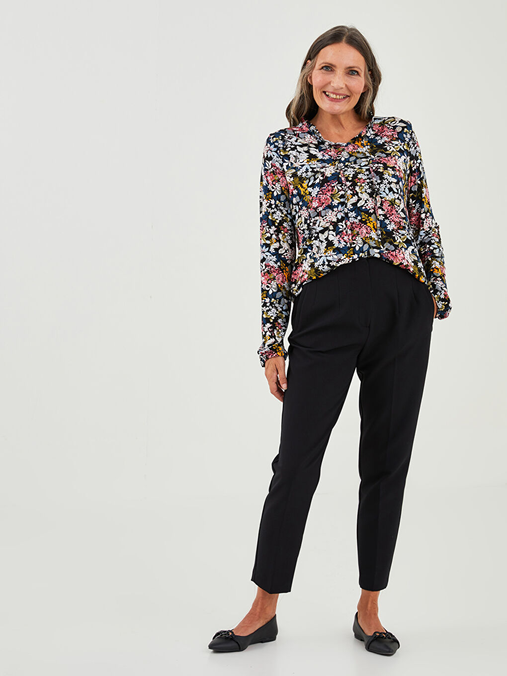 Siyah Bağlamalı Yaka Çiçekli Uzun Kollu Kadın Bluz-3