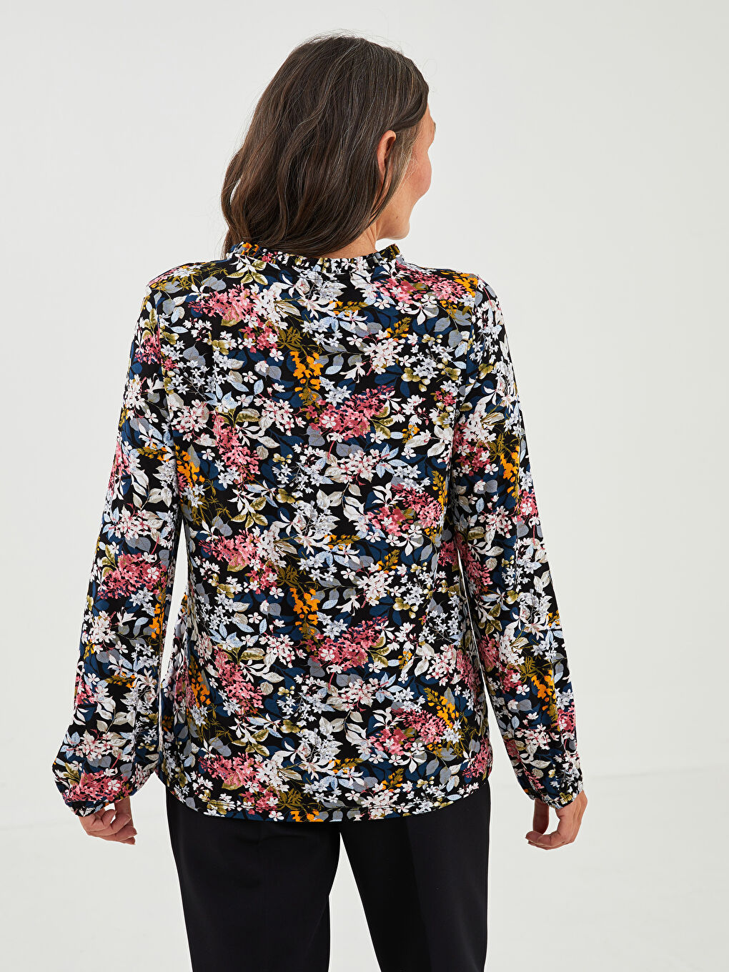 Siyah Bağlamalı Yaka Çiçekli Uzun Kollu Kadın Bluz-4