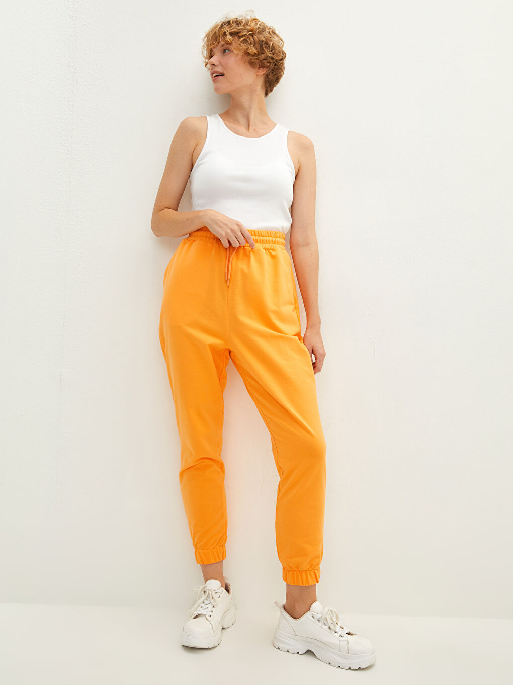 Женские спортивные штаны с эластичной резинкой на талии и карманами-1