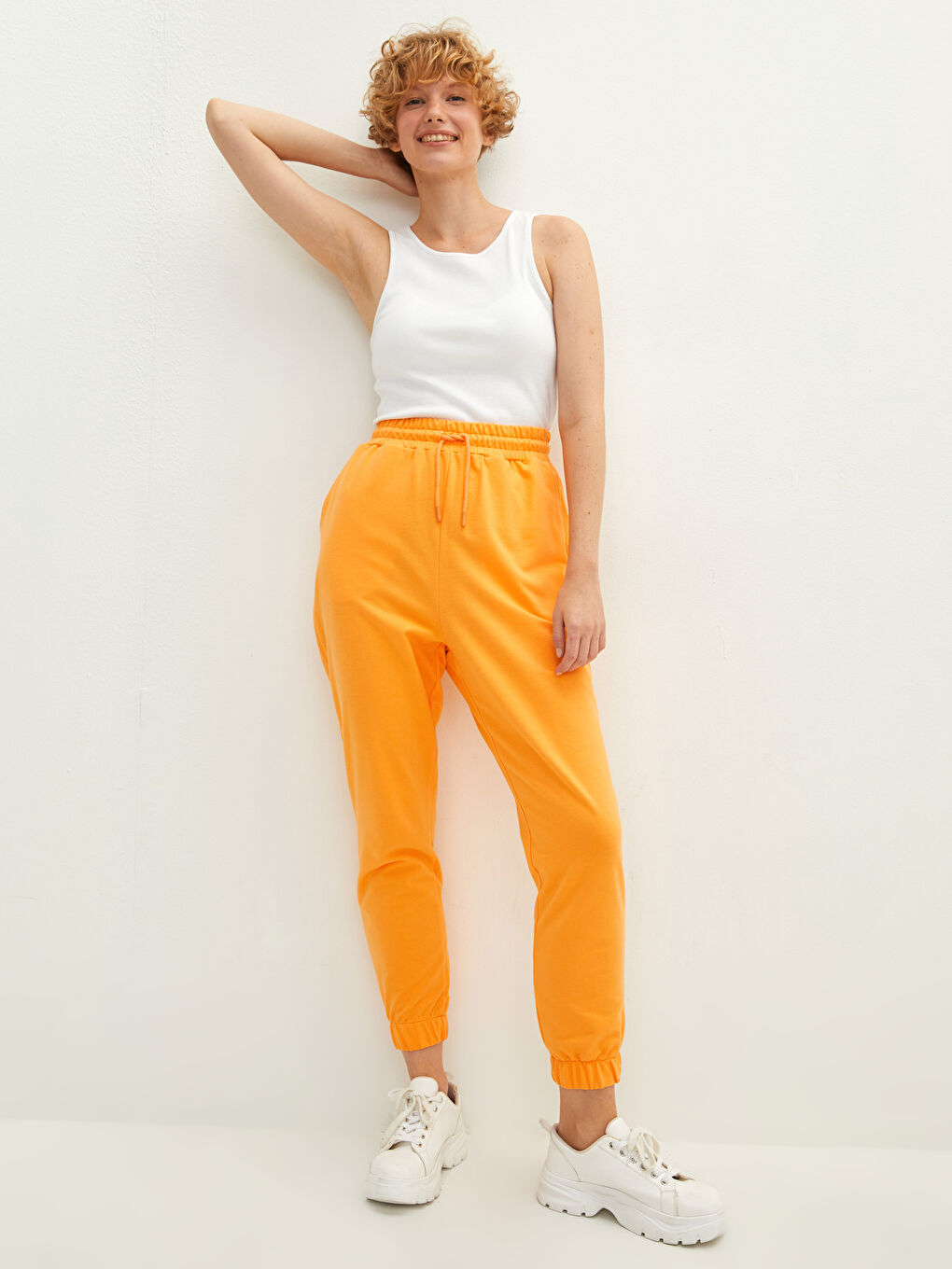 Женские спортивные штаны с эластичной резинкой на талии и карманами-3