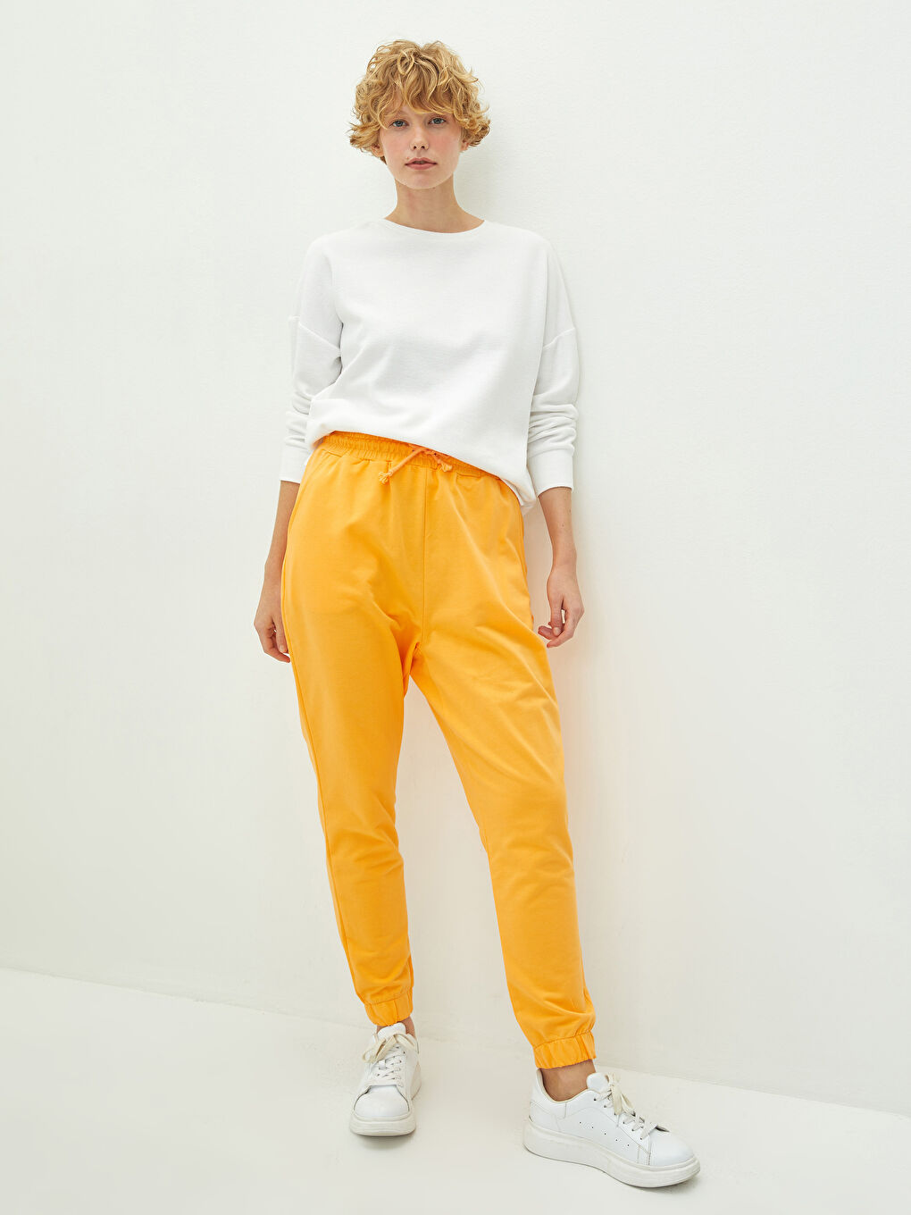 Женские спортивные штаны с эластичной резинкой на талии и карманами