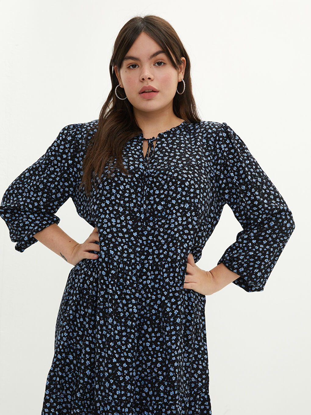 Turkuaz Büyük Beden Bağlamalı Yaka Çiçek Desenli Uzun Kollu Viskon Kadın Elbise-1