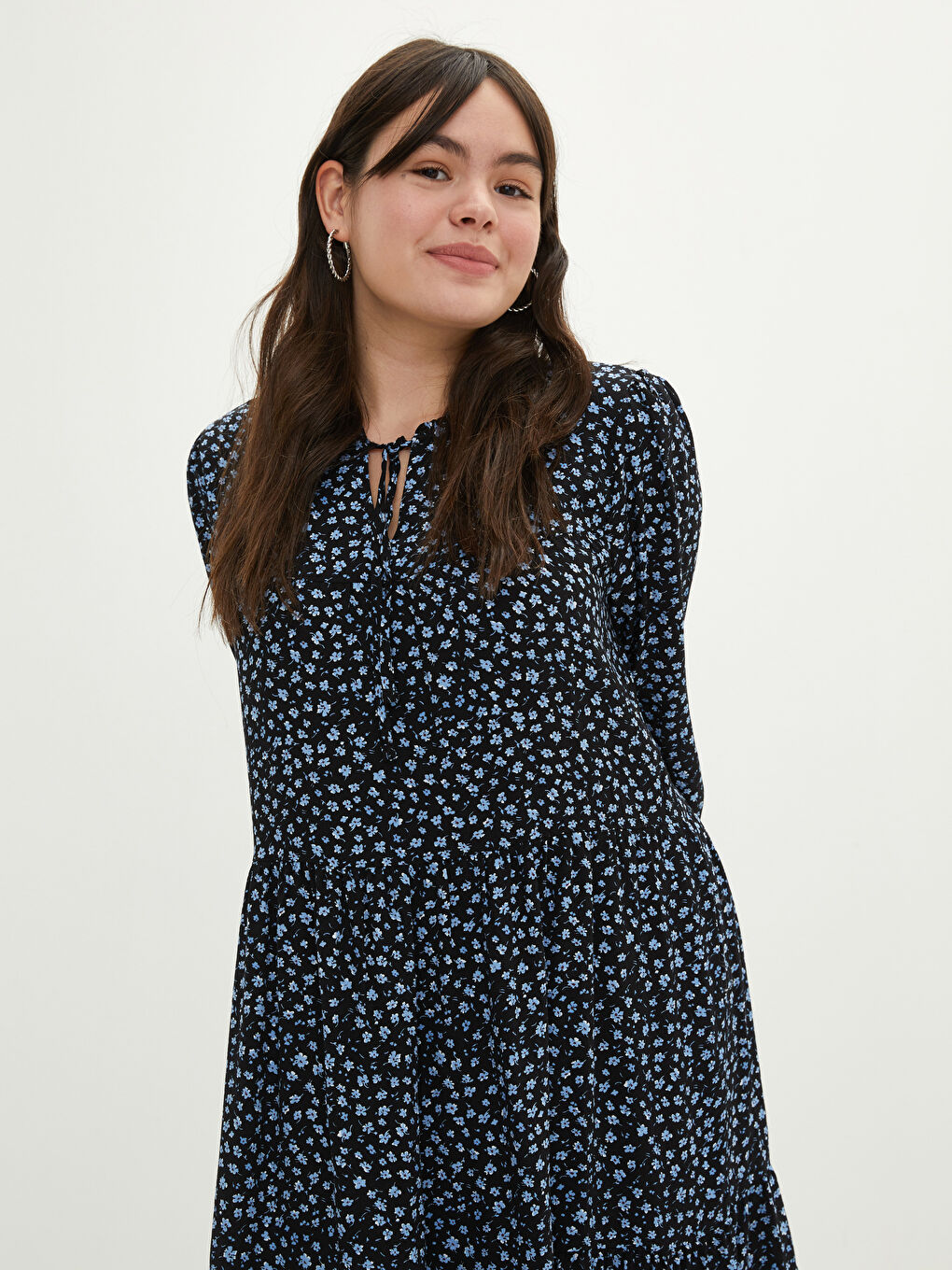 Turkuaz Büyük Beden Bağlamalı Yaka Çiçek Desenli Uzun Kollu Viskon Kadın Elbise-2