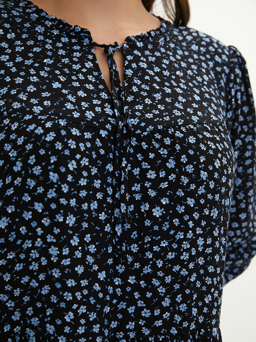 Turkuaz Büyük Beden Bağlamalı Yaka Çiçek Desenli Uzun Kollu Viskon Kadın Elbise-3