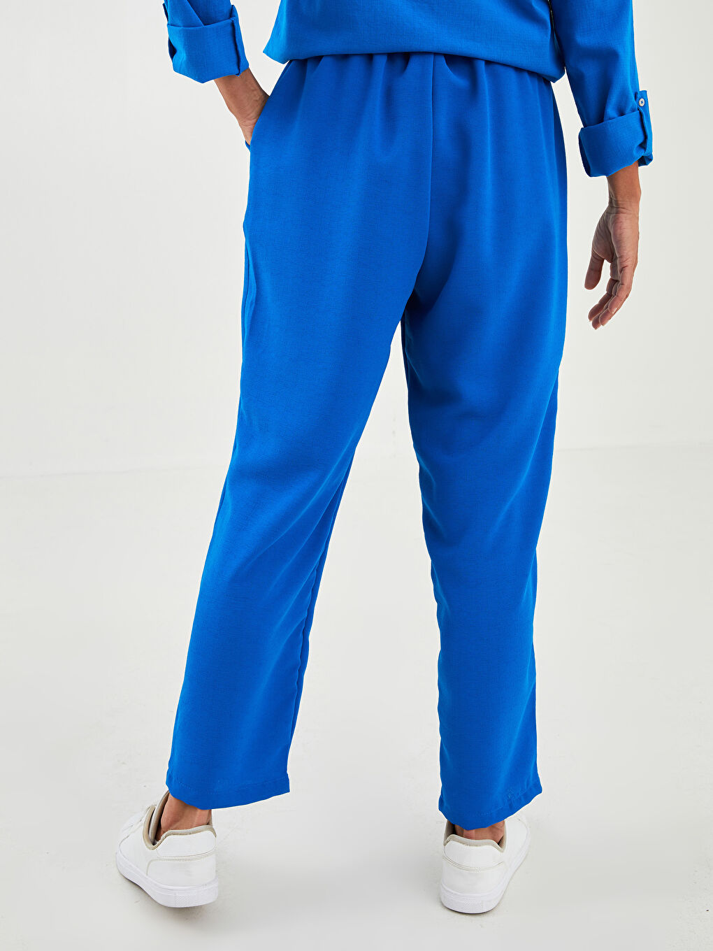 Mavi Beli Lastikli Düz Cep Detaylı Medine İpeği Kumaş Kadın Pantolon-4