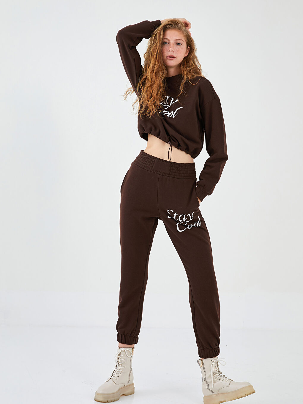 Kahverengi Beli Lastikli Slogan Baskılı Cep Detaylı Kadın Kalın Jogger Eşofman Altı