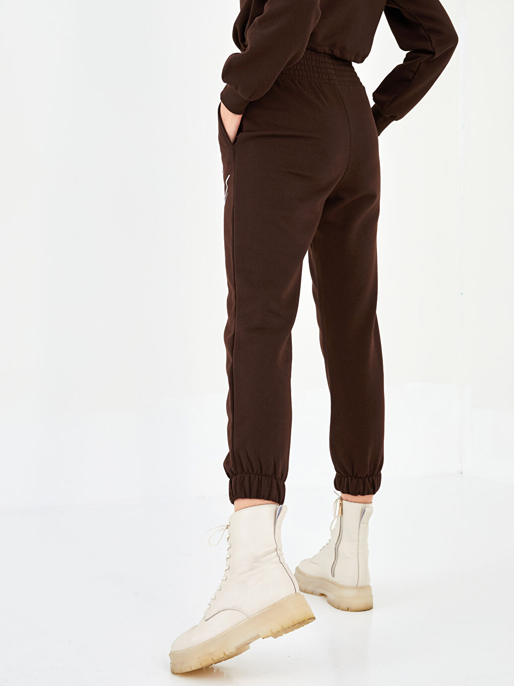 Kahverengi Beli Lastikli Slogan Baskılı Cep Detaylı Kadın Kalın Jogger Eşofman Altı-3