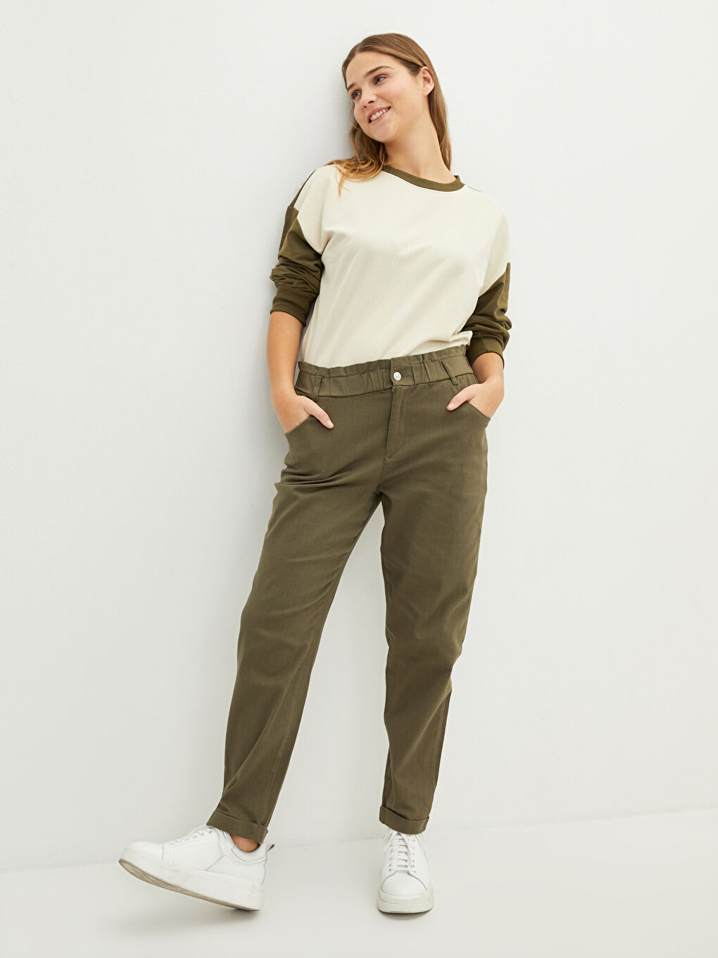 Pantalon Carotte pour Femmes Grande Taille Taille Élastique Coupe Standard Droit avec Poches Détailées