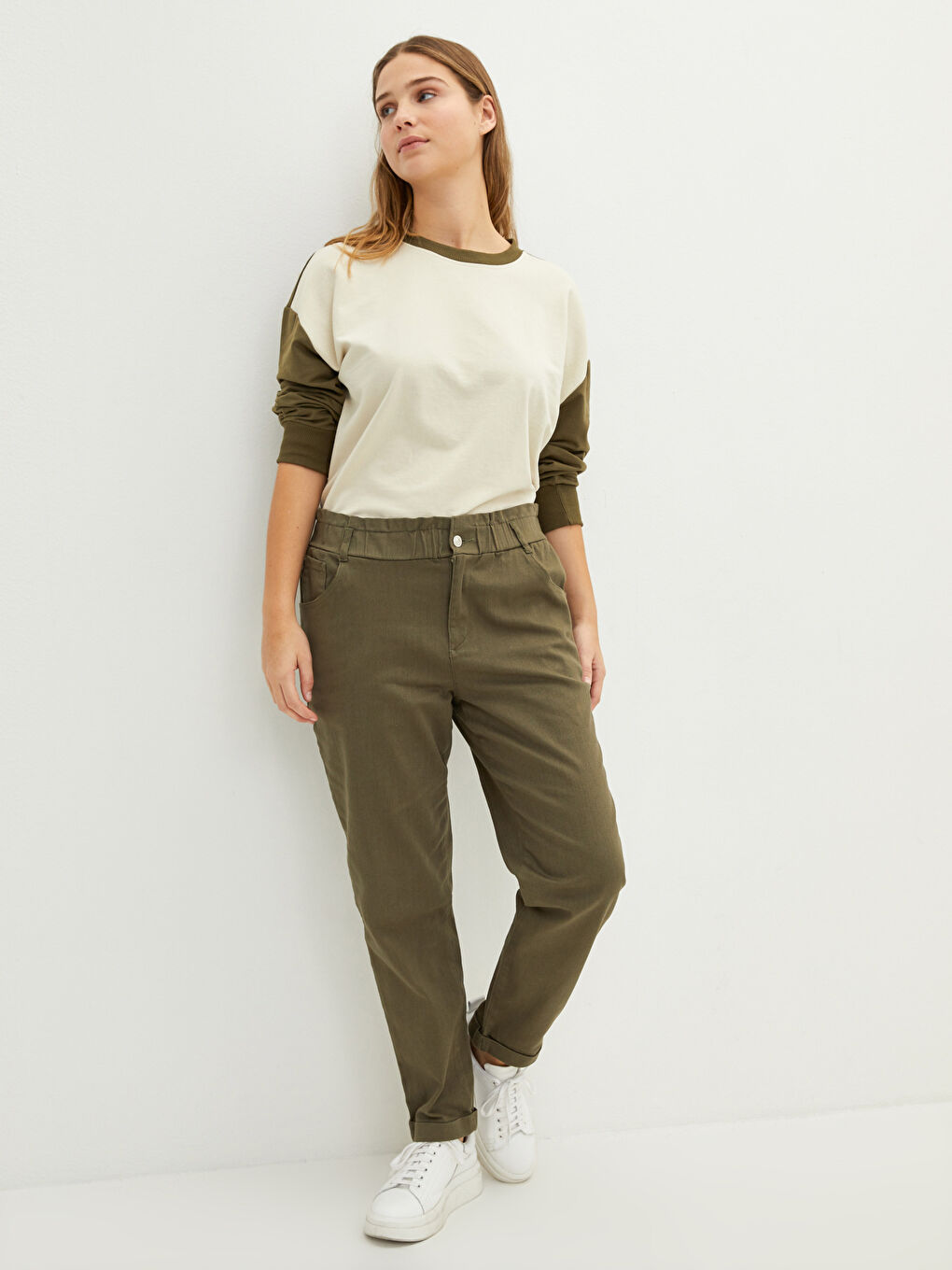 Pantalon Carotte pour Femmes Grande Taille Taille Élastique Coupe Standard Droit avec Poches Détailées-1