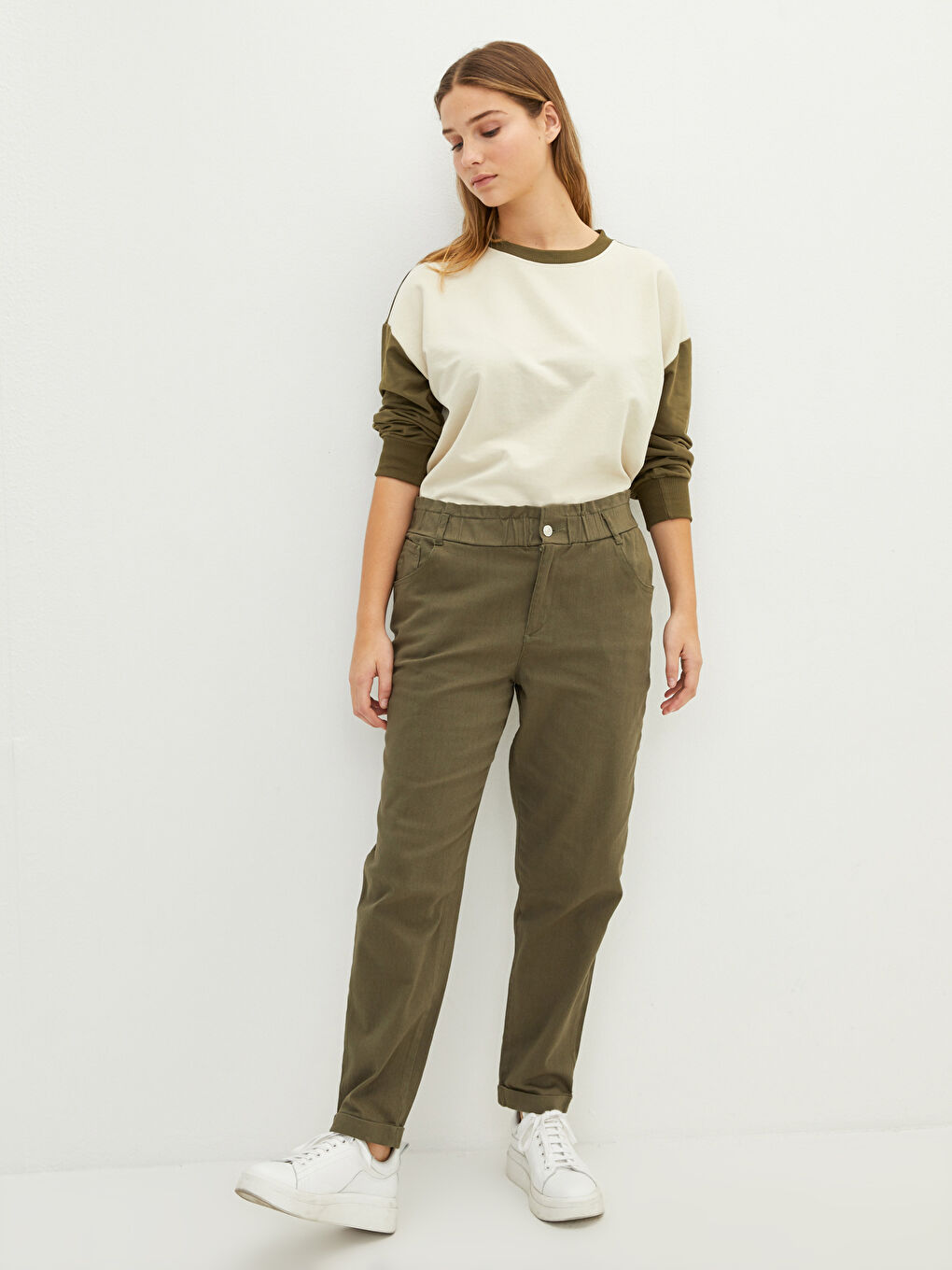 Pantalon Carotte pour Femmes Grande Taille Taille Élastique Coupe Standard Droit avec Poches Détailées-2