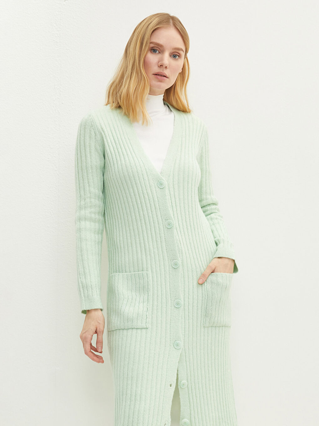LCWAIKIKI Classic V Neck Women's Knitwear Cardigan -W1IP02Z8-FYU