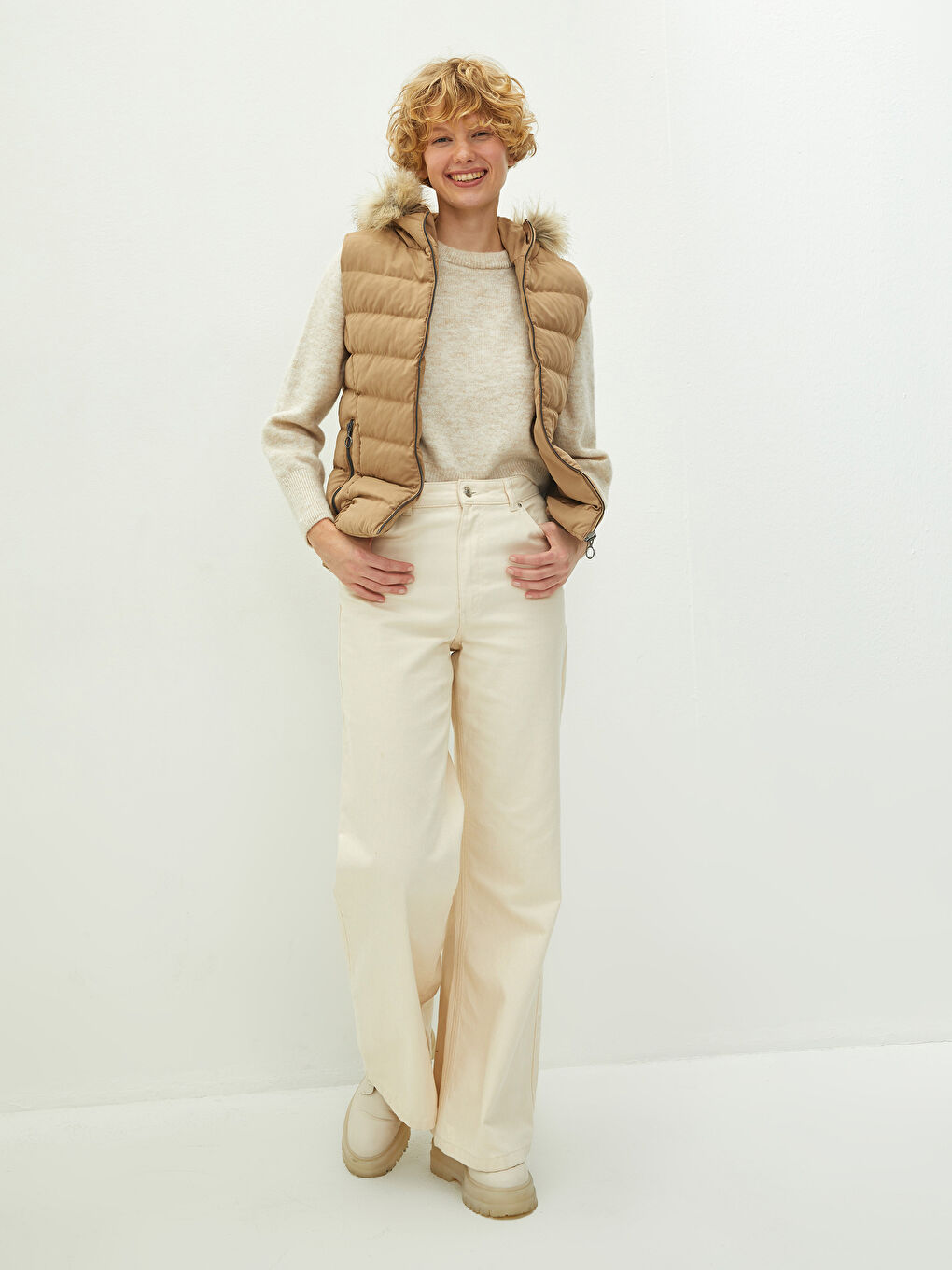 Bej Kadın Kapüşonlu Düz Şişme Yelek-3