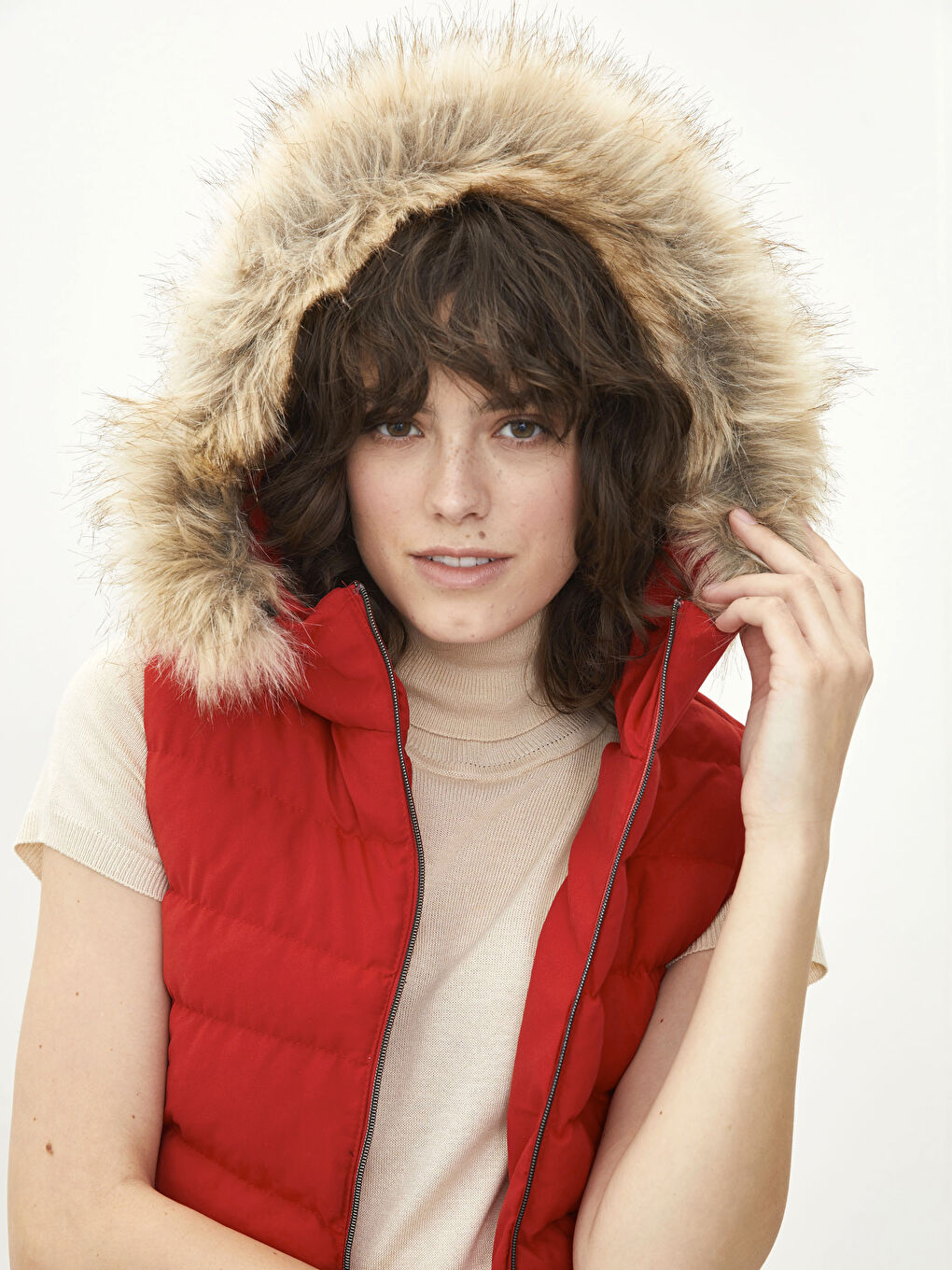 Kırmızı Kadın Kapüşonlu Düz Şişme Yelek-1