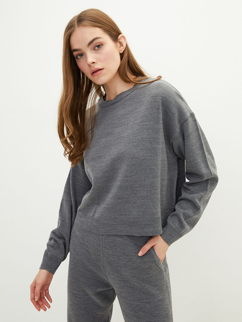 كنزة صوفية برقبة دائرية سادة بأكمام طويلة للسيدات