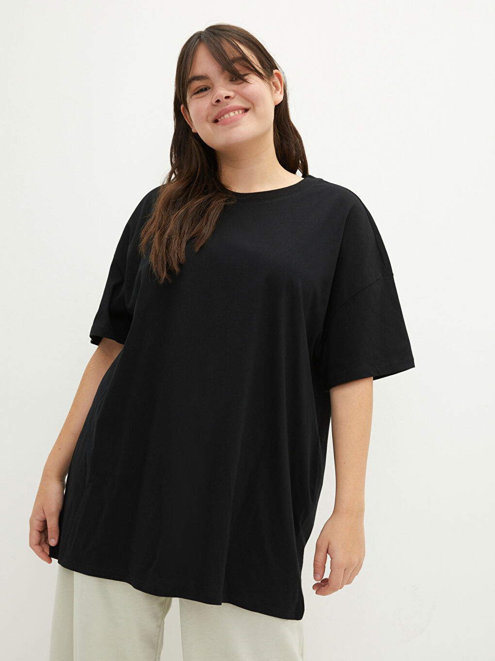 Siyah Büyük Beden Bisiklet Yaka Düz Kısa Kollu Pamuklu Kadın Tişört-1