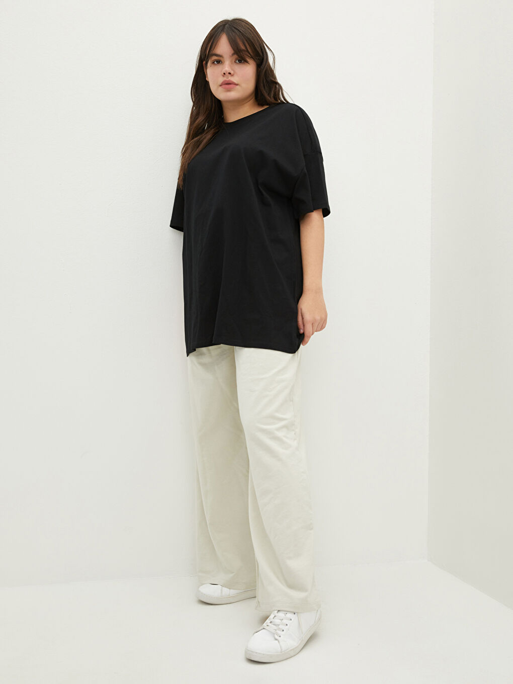 Siyah Büyük Beden Bisiklet Yaka Düz Kısa Kollu Pamuklu Kadın Tişört-3